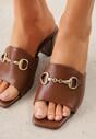 Brązowe Eleganckie Klapki na Słupku z Odkrytym Noskiem i Metaliczną Aplikacją Anazia
