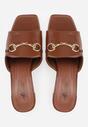 Brązowe Eleganckie Klapki na Słupku z Odkrytym Noskiem i Metaliczną Aplikacją Anazia