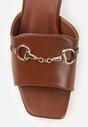 Brązowe Eleganckie Klapki na Słupku z Odkrytym Noskiem i Metaliczną Aplikacją Anazia