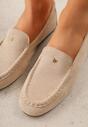 Jasnobeżowe Mokasyny VICES ze Skórzaną Wkładką i Metalową Ozdobą Aquilin