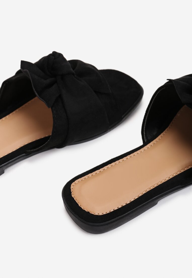 Czarne Klapki Thalyxo