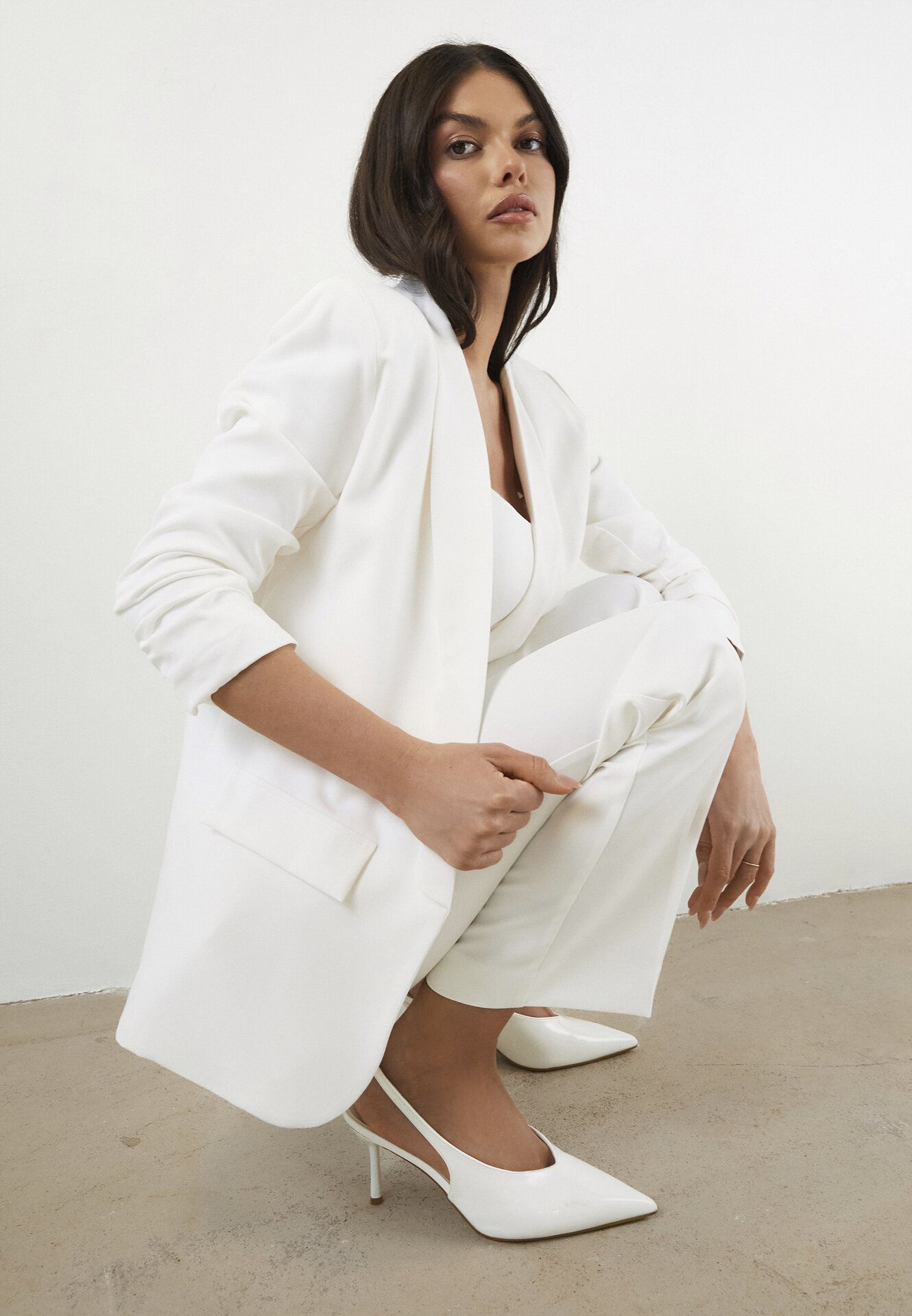 Biała Marynarka Bez Zapięć z Ozdobnym Marszczeniem i Imitacją Kieszeni Phelotis