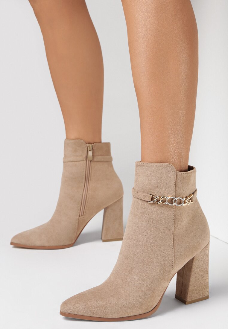 Ciemnobeżowe Botki na Słupku z Biżuteryjnym Łańcuszkiem Janga