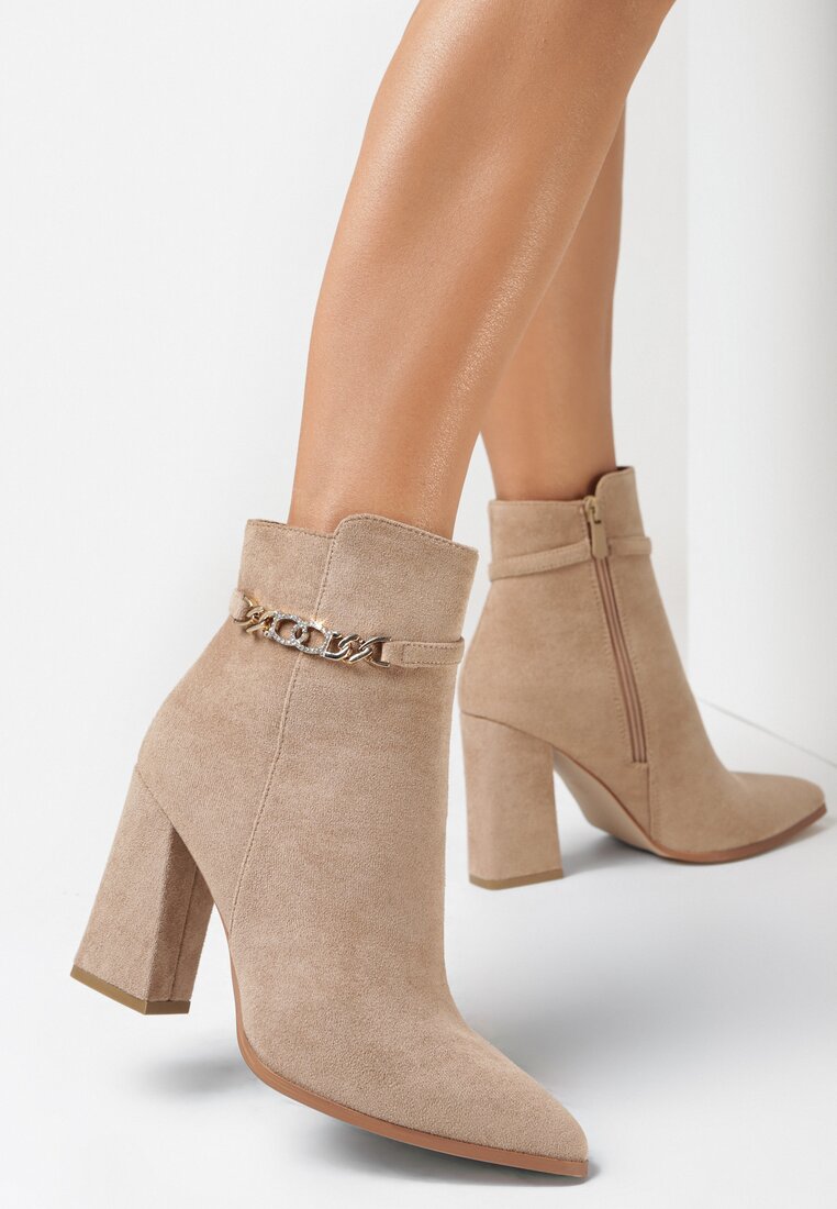 Ciemnobeżowe Botki na Słupku z Biżuteryjnym Łańcuszkiem Janga