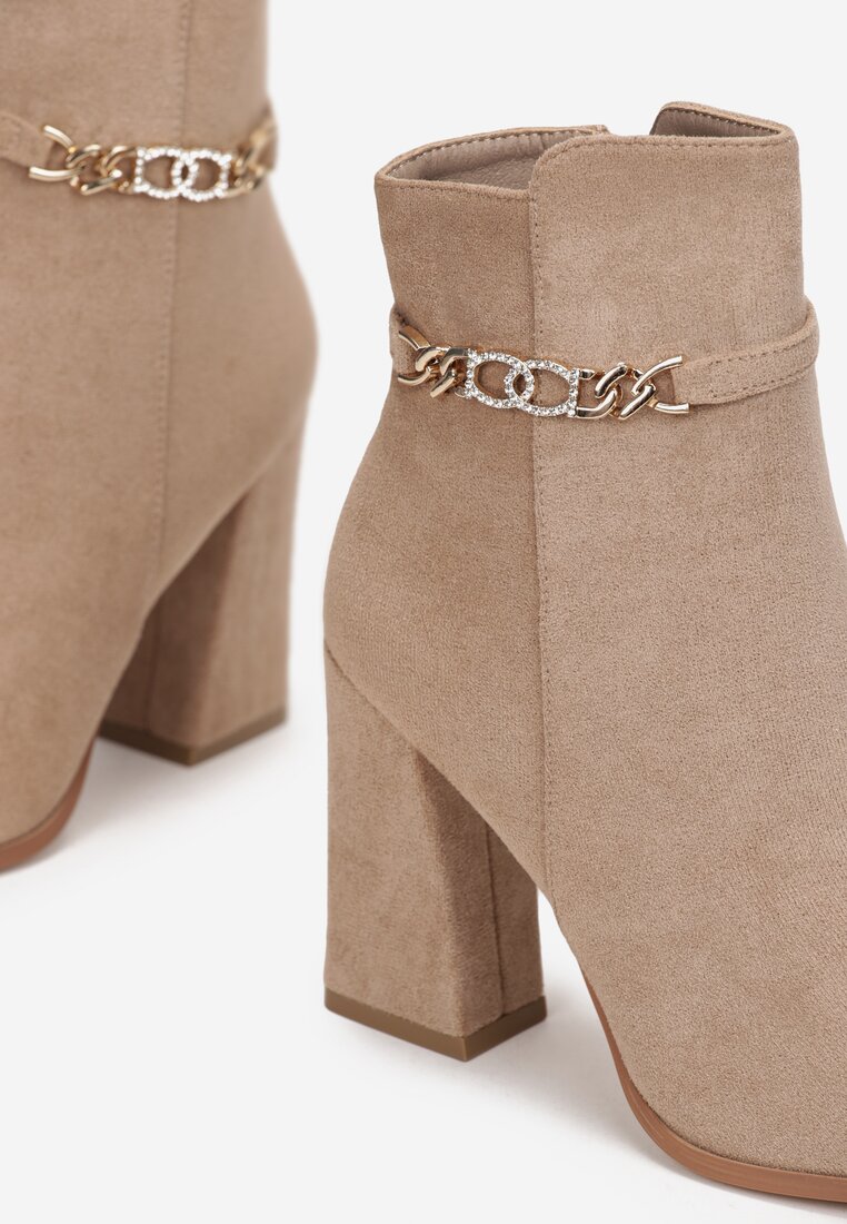 Ciemnobeżowe Botki na Słupku z Biżuteryjnym Łańcuszkiem Janga