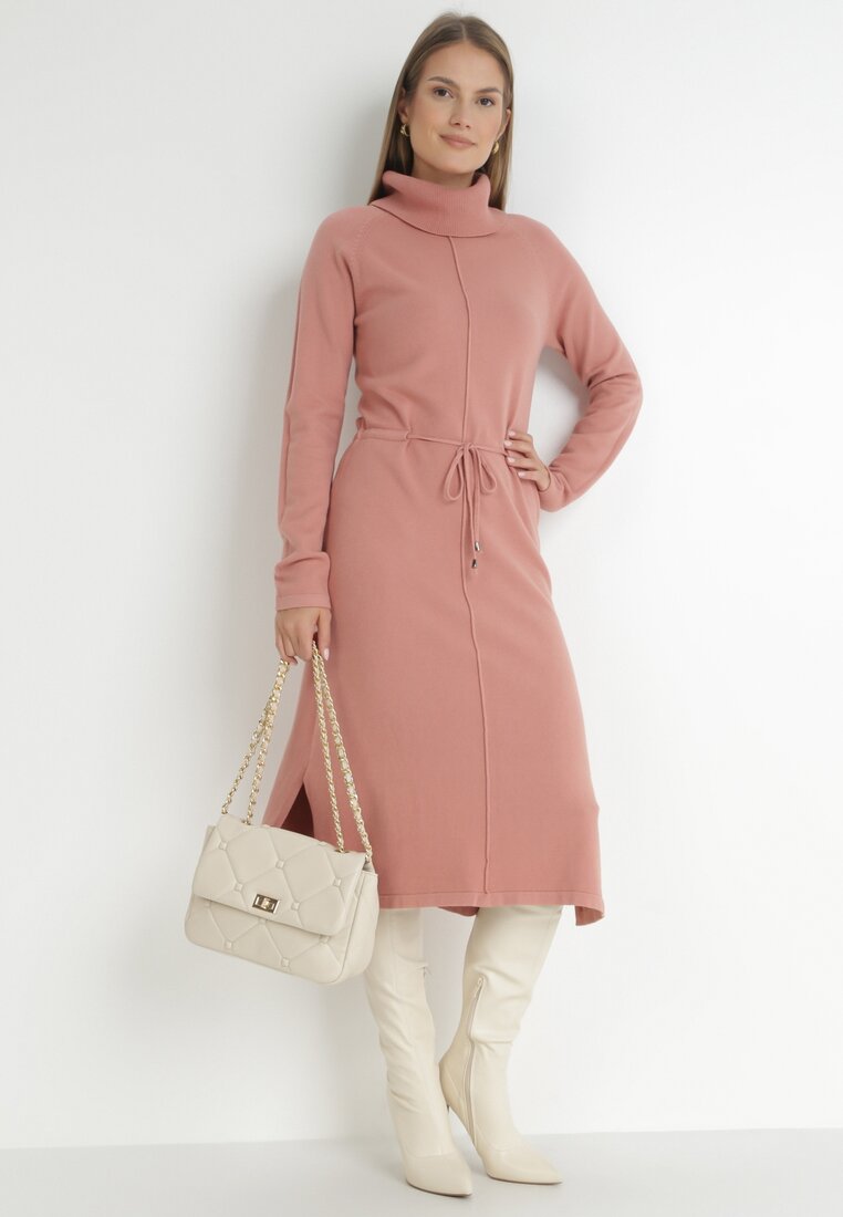 Różowa Sukienka Wełniana i Golfem Wiązana w Talii Metarpia