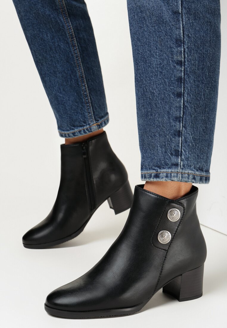 Czarne Botki na Słupku z Nitami Remaye