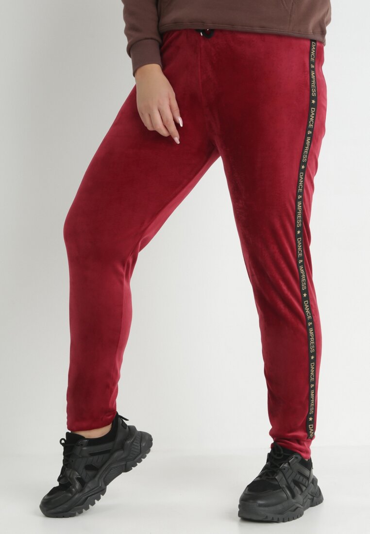 Bordowe Spodnie Dresowe Welurowe z Lampasami Yege