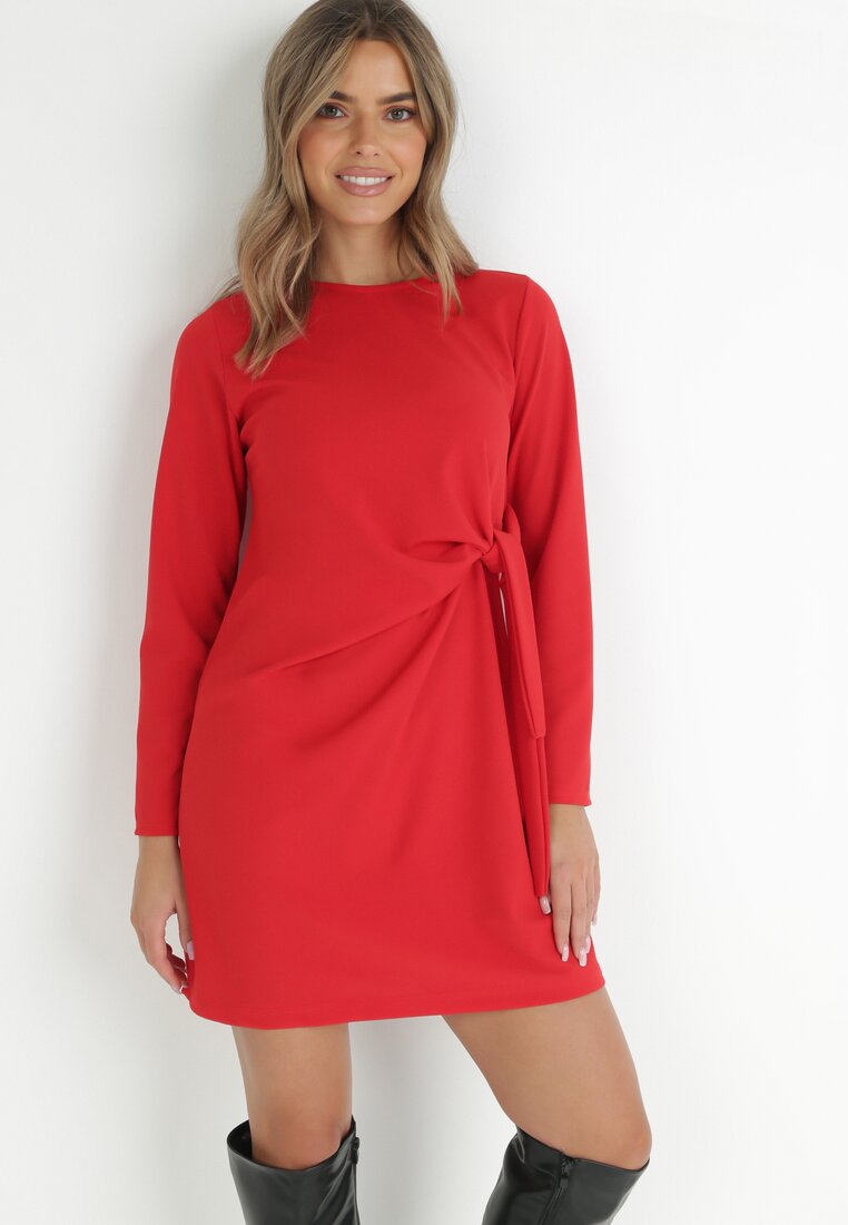 Czerwona Sukienka z Dekoracyjnym Wiązaniem z Boku Beki