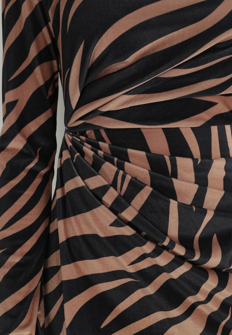 Brązowo-Czarna Welurowa Sukienka w Marmurkowy Wzór z Golfem i Marszczeniem Avia