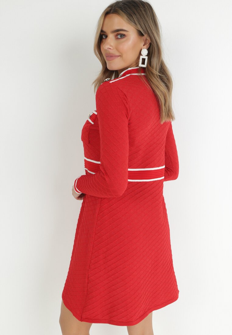 Czerwona Sukienka Dzianinowa z Metaliczną Nitką i Guzikami Nizaza