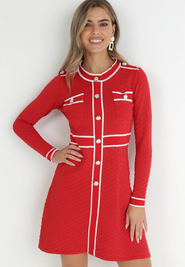Czerwona Sukienka Dzianinowa z Metaliczną Nitką i Guzikami Nizaza