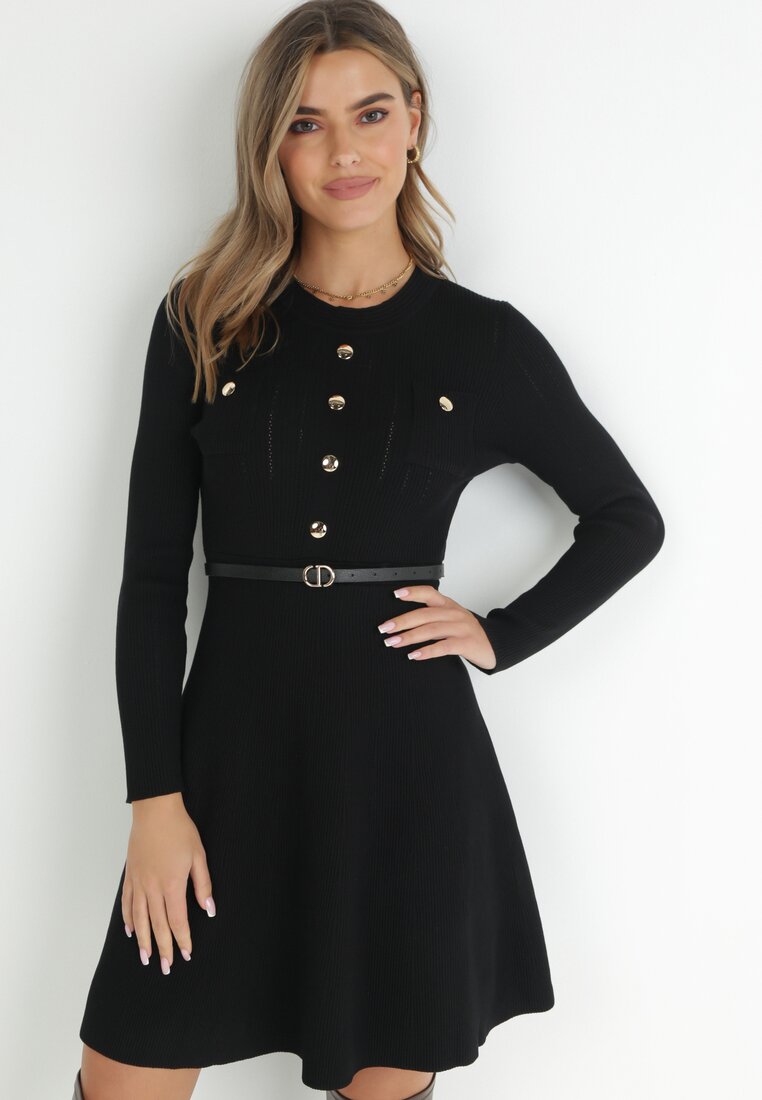 Czarna Sukienka z Prążkowanej Dzianiny Rozkloszowana Dazema