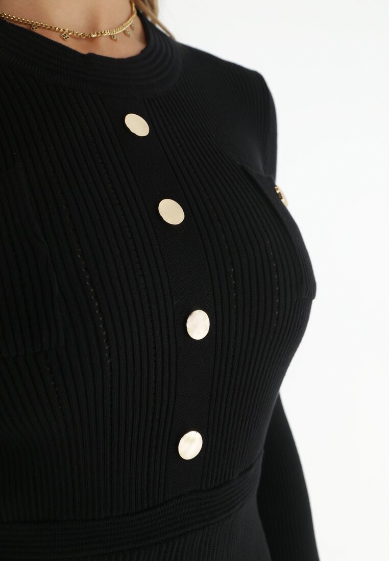 Czarna Sukienka z Prążkowanej Dzianiny Rozkloszowana Dazema