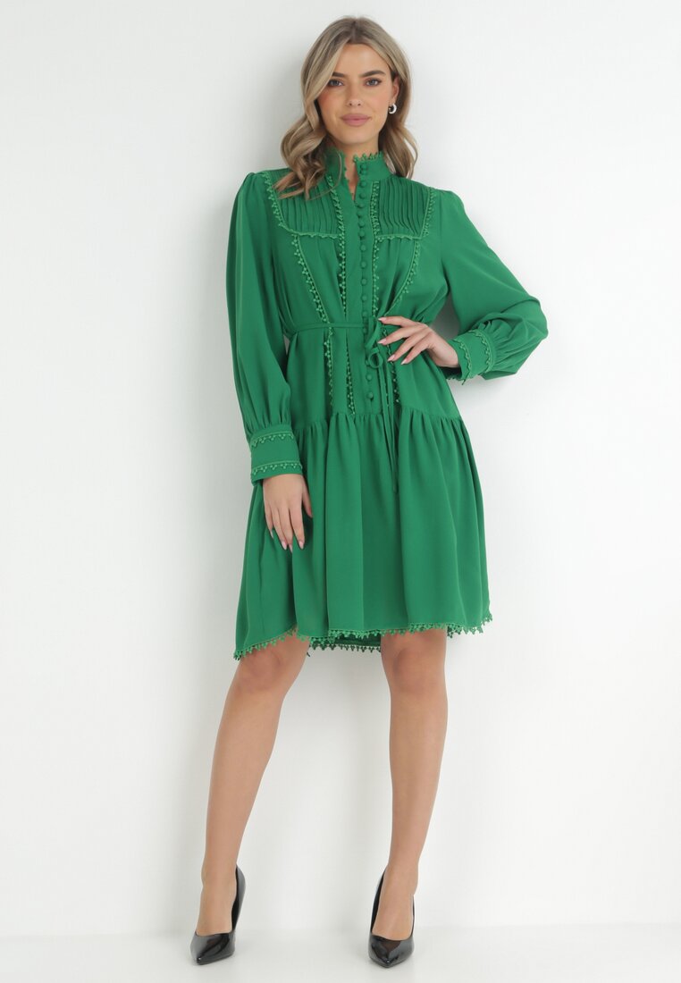 Zielona Sukienka ze Stójką i Koronkowymi Lamówkami Zelna