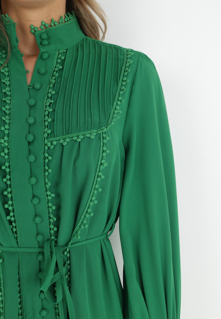 Zielona Sukienka ze Stójką i Koronkowymi Lamówkami Zelna