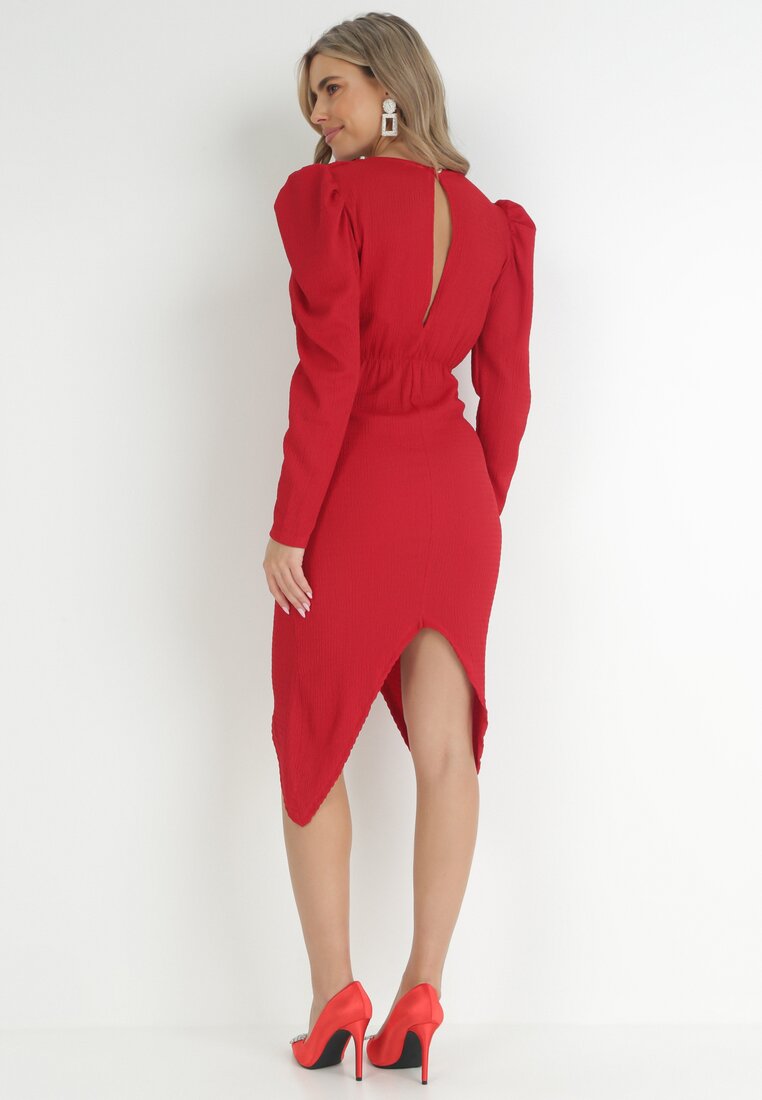 Czerwona Marszczona Sukienka z Kopertowym Dekoltem Midi Rini