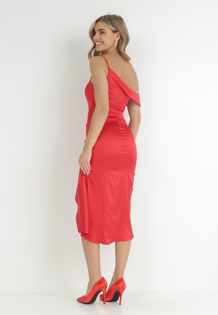 Czerwona Sukienka Asymetryczna z Satyny Zdobiona Supełkiem Fano