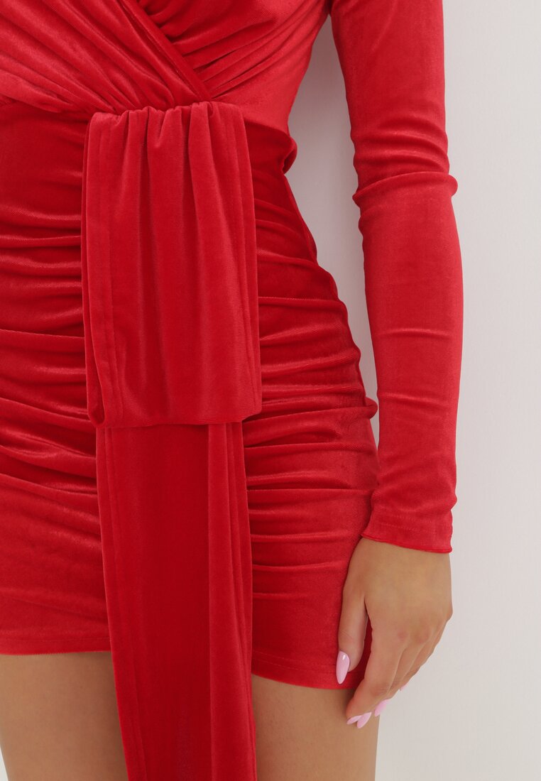 Czerwona Welurowa Sukienka z Kopertowym Dekoltem Eumegius