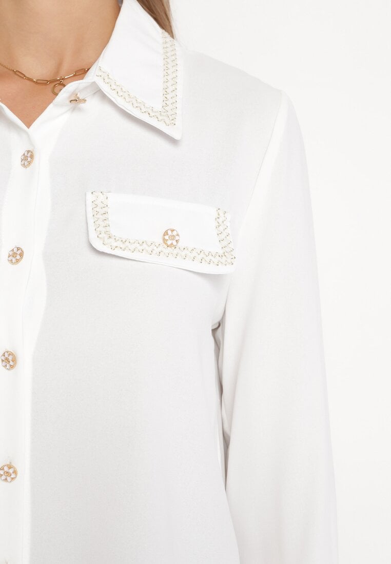 Biała Koszula z Biżuteryjnymi Guzikami i Eleganckimi Lamówkami Athehir