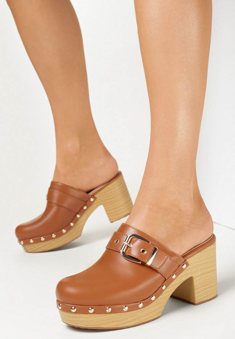 Brązowe Klapki na Słupku i Platformie z Ozdobnym Paskiem Yenelo