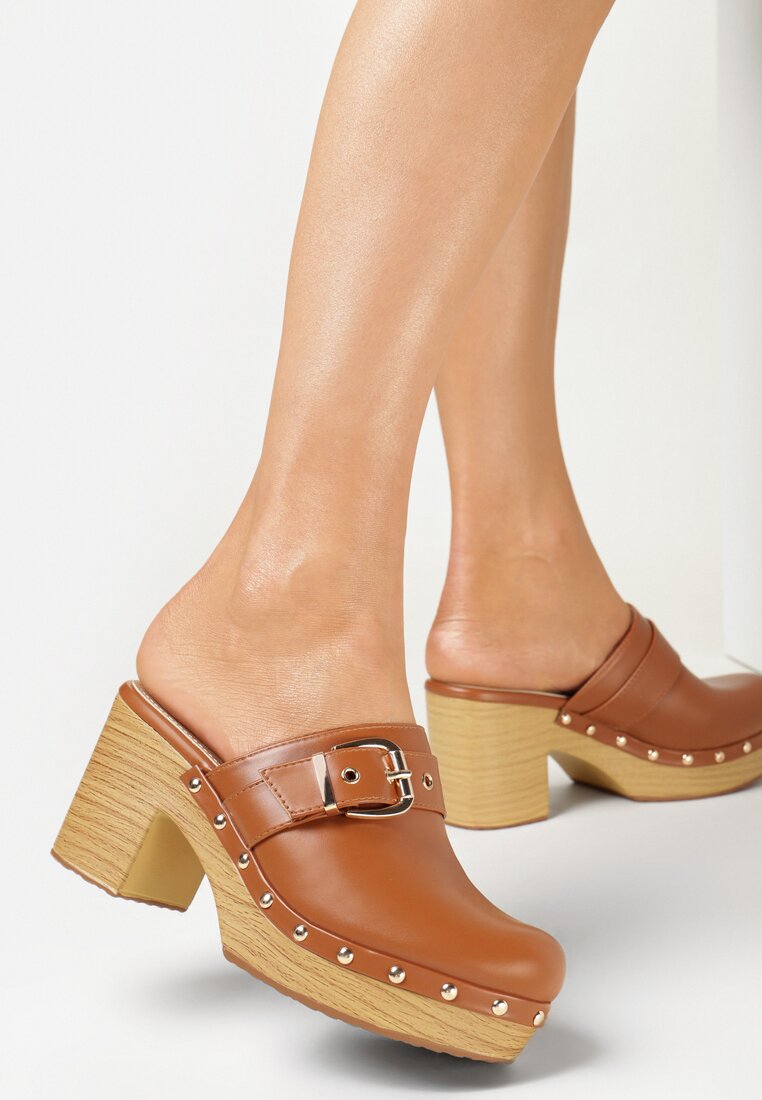 Brązowe Klapki na Słupku i Platformie z Ozdobnym Paskiem Yenelo