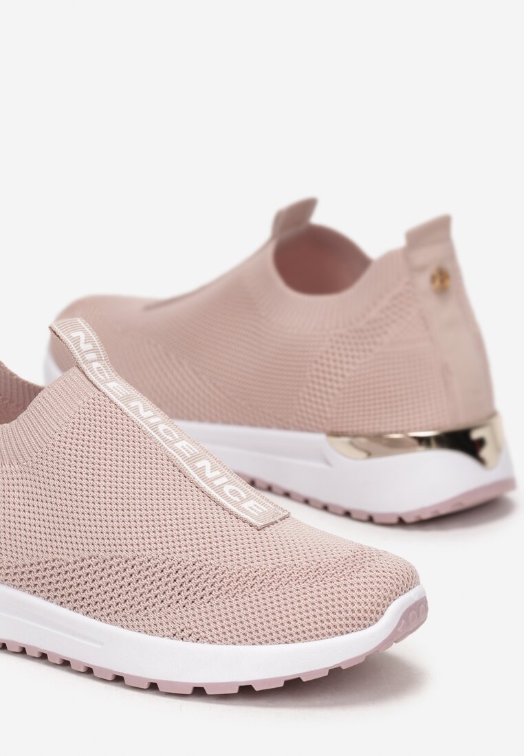 Różowe Buty Sportowe z Elastyczną Cholewką i Ozdobną Taśmą Zaharah