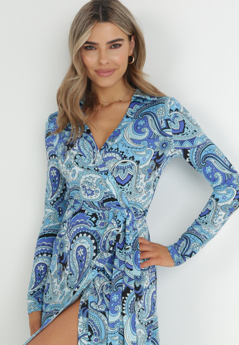 Niebieska Kopertowa Sukienka Maxi z Materiałowym Paskiem Jamiria