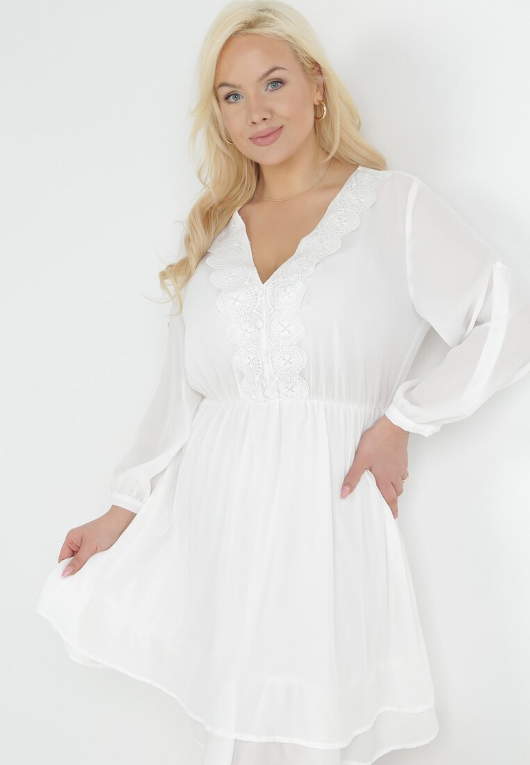 Biała Rozkloszowana Sukienka Mini z Ozdobnym Dekoltem i Gumką w Pasie Braely
