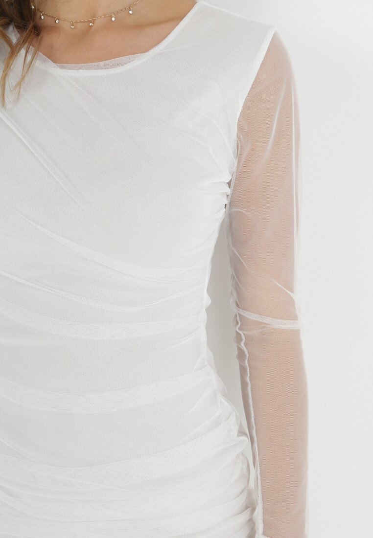 Biała Dopasowana Sukienka Mini z Tiulowego Materiału z Marszczeniami Leoma