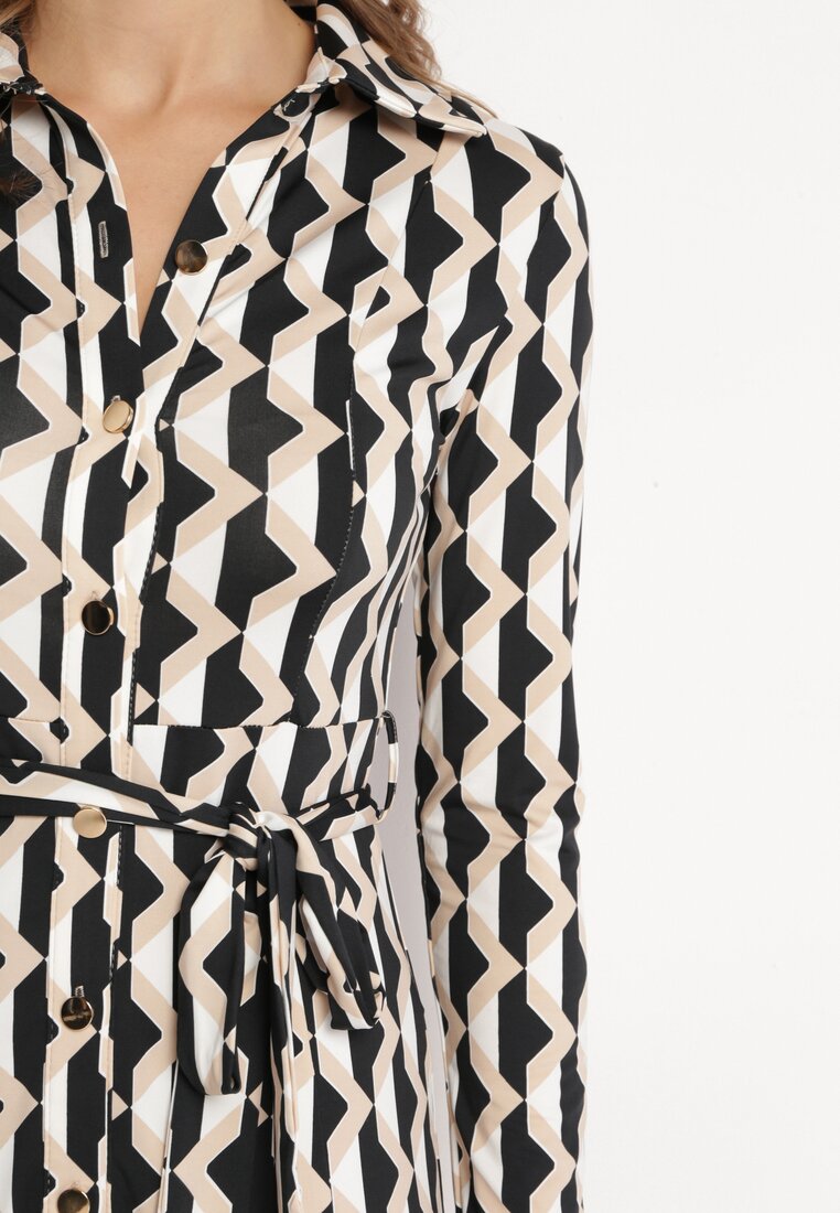 Beżowa Koszulowa Sukienka w Geometryczny Mozaikowy Wzór z Wiązanym Paskiem Kenjal