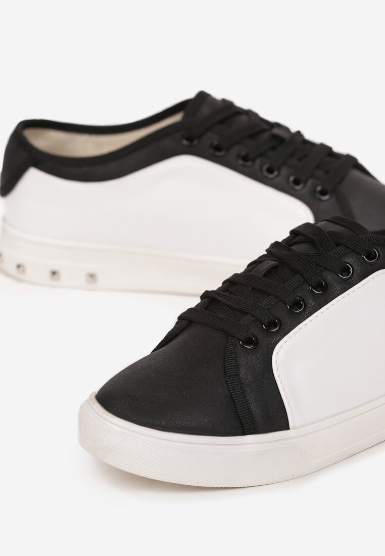 Biało-Czarne Sneakersy z Błyszczącymi Zdobieniami i Ćwiekami na Podeszwie Therriam