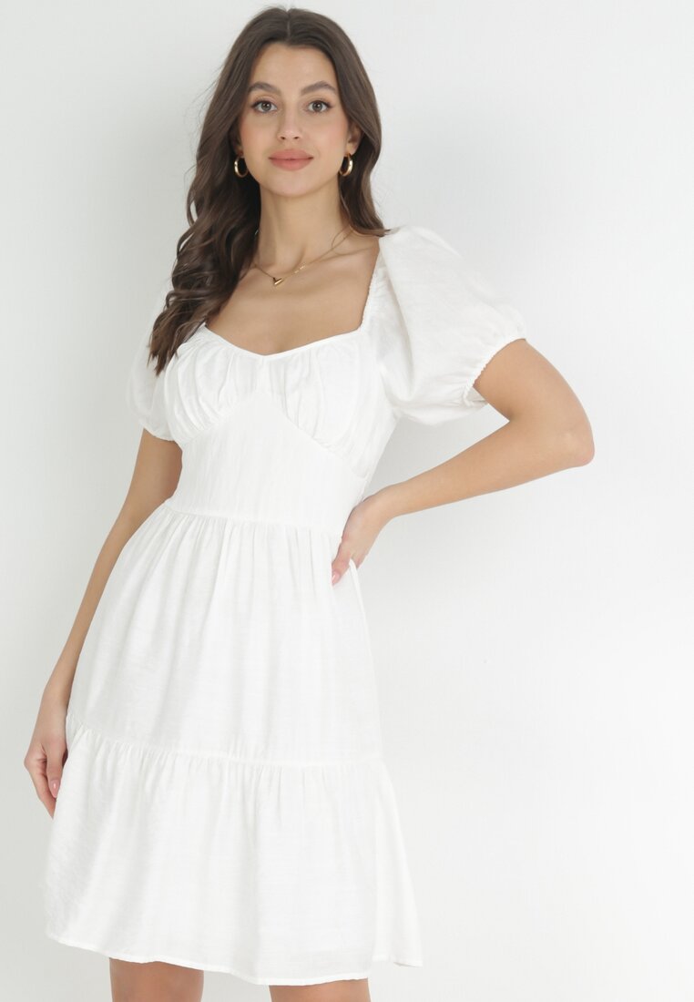 Biała Sukienka Taliowana z Falbanką Fastarisa