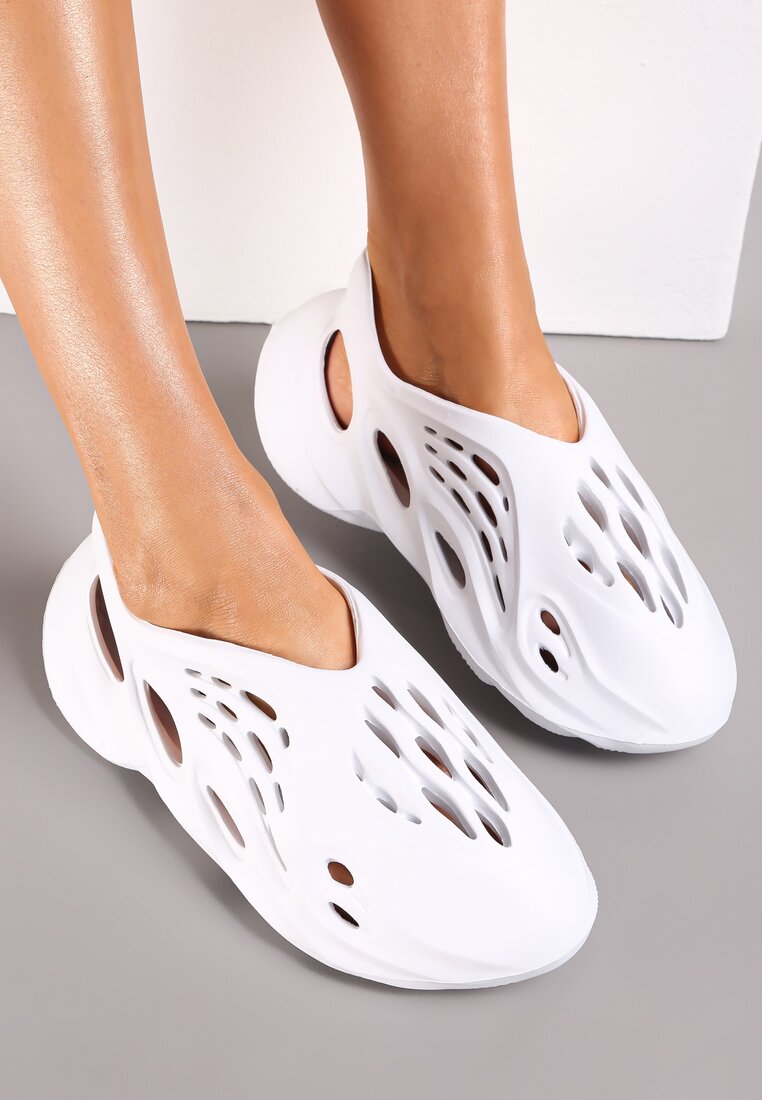 Białe Sneakersy z Pianki Zdobione Wycięciami Harelle