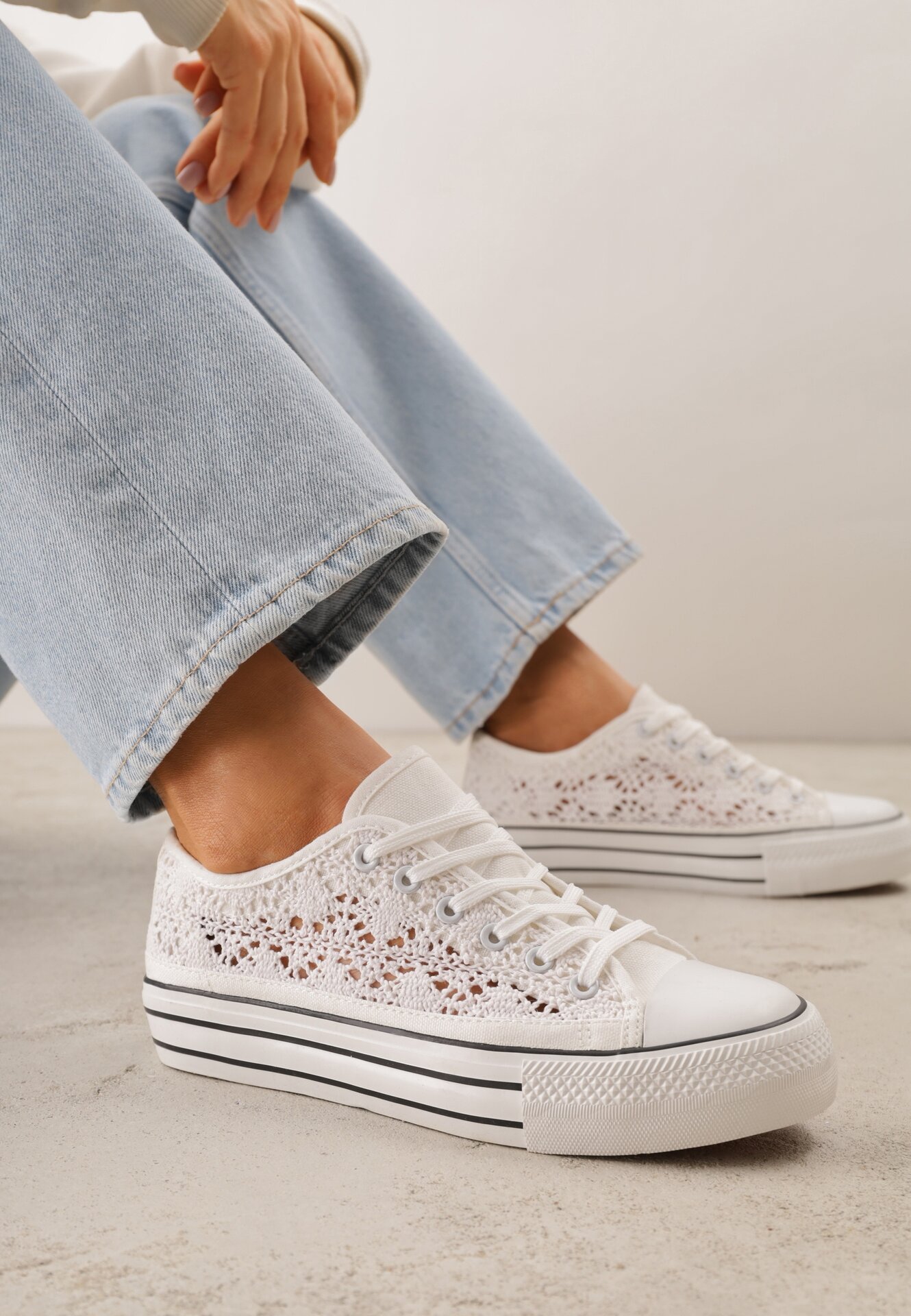 Białe Ażurowe Trampki Przed Kostkę Russi