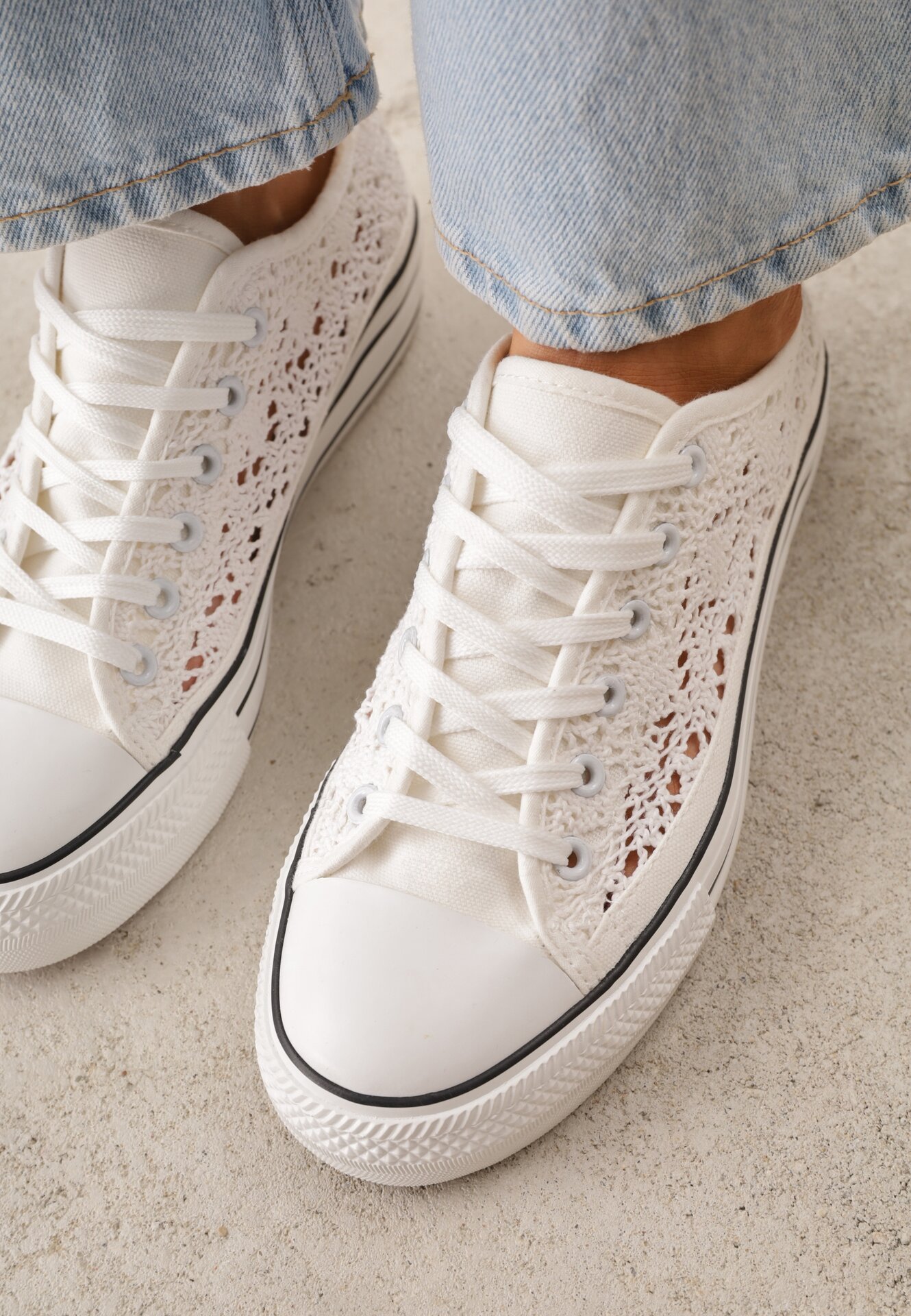 Białe Ażurowe Trampki Przed Kostkę Russi