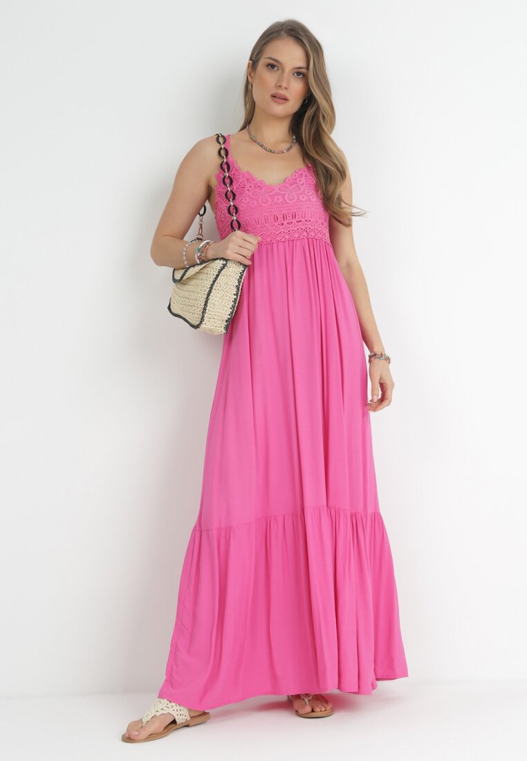 Różowa Sukienka Maxi z Ażurowym Dekoltem i Falbaną na Dole z Wiskozy Nelnin
