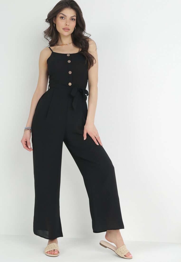 Czarny Kombinezon na Cienkich Ramiączkach z Ozdobnymi Guzikami i Materiałowym Paskiem Vinesa