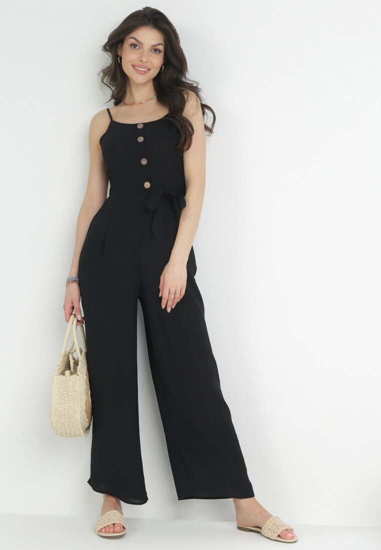 Czarny Kombinezon na Cienkich Ramiączkach z Ozdobnymi Guzikami i Materiałowym Paskiem Vinesa