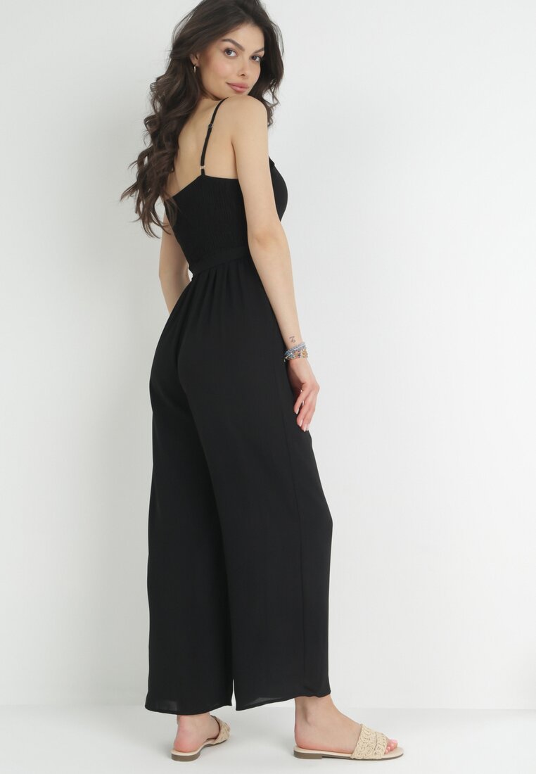 Czarny Kombinezon na Cienkich Ramiączkach z Ozdobnymi Guzikami i Materiałowym Paskiem Vinesa