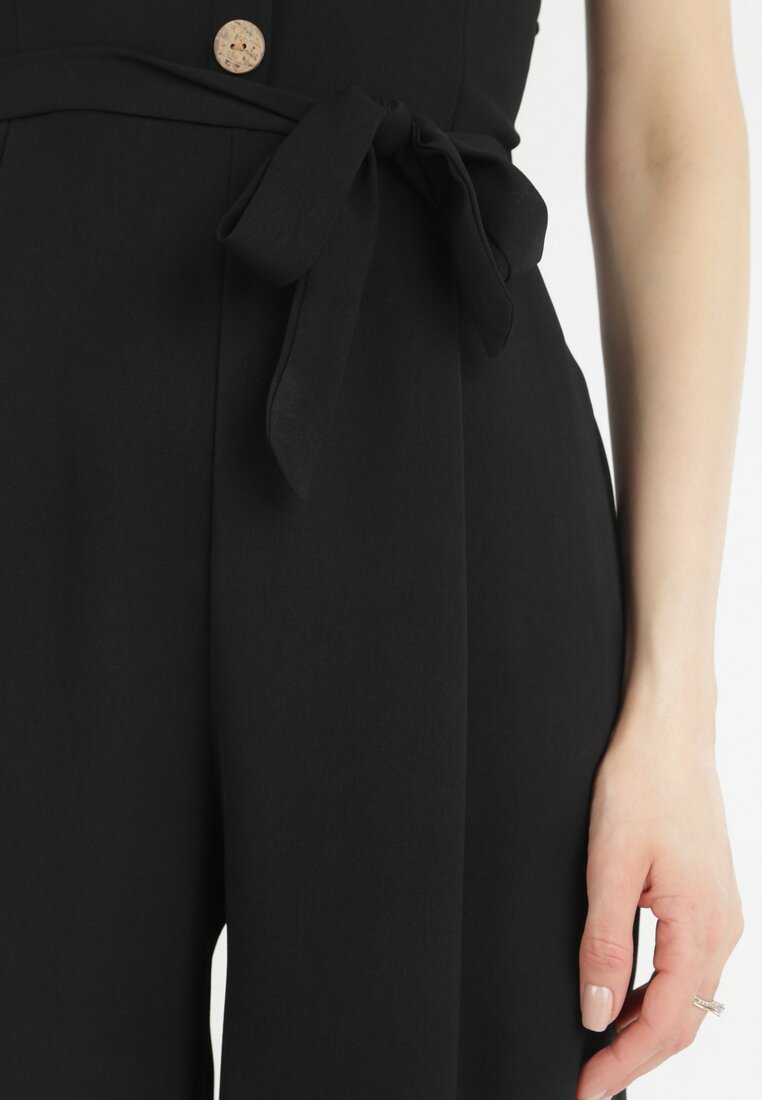 Czarny Kombinezon na Cienkich Ramiączkach z Ozdobnymi Guzikami i Materiałowym Paskiem Vinesa