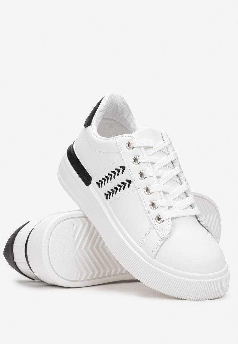 Biało-Czarne Sneakersy na Płaskiej Podeszwie z Ozdobnym Przeszyciem Alynne