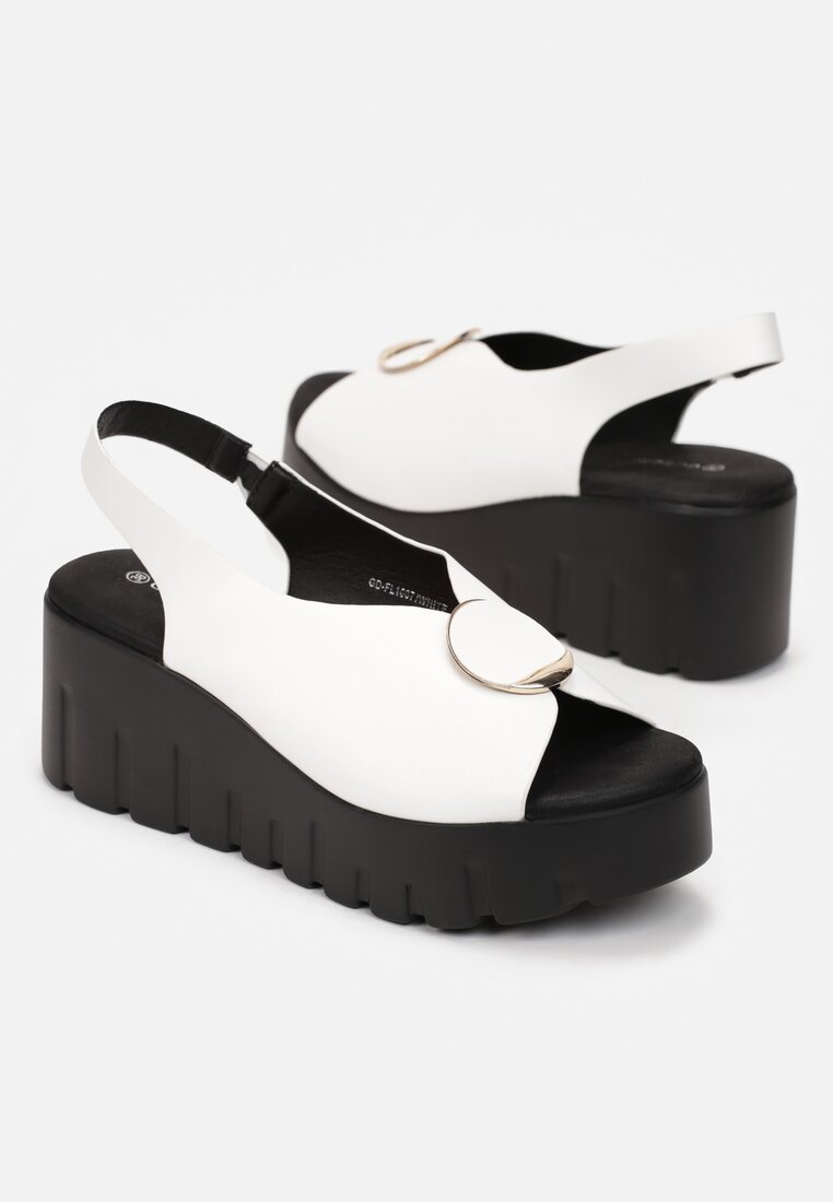 Białe Sandały na Koturnie i Platformie z Metalową Ozdobą i Elastycznym Paskiem Yalania