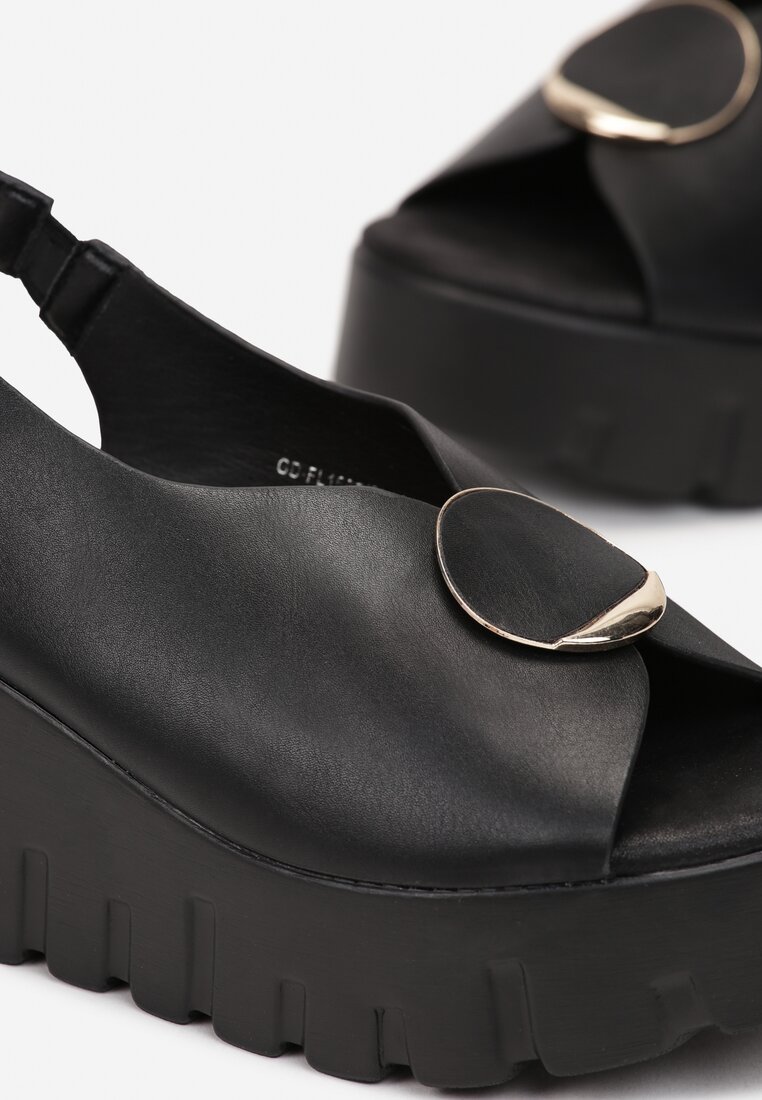 Czarne Sandały na Koturnie i Platformie z Metalową Ozdobą i Elastycznym Paskiem Yalania