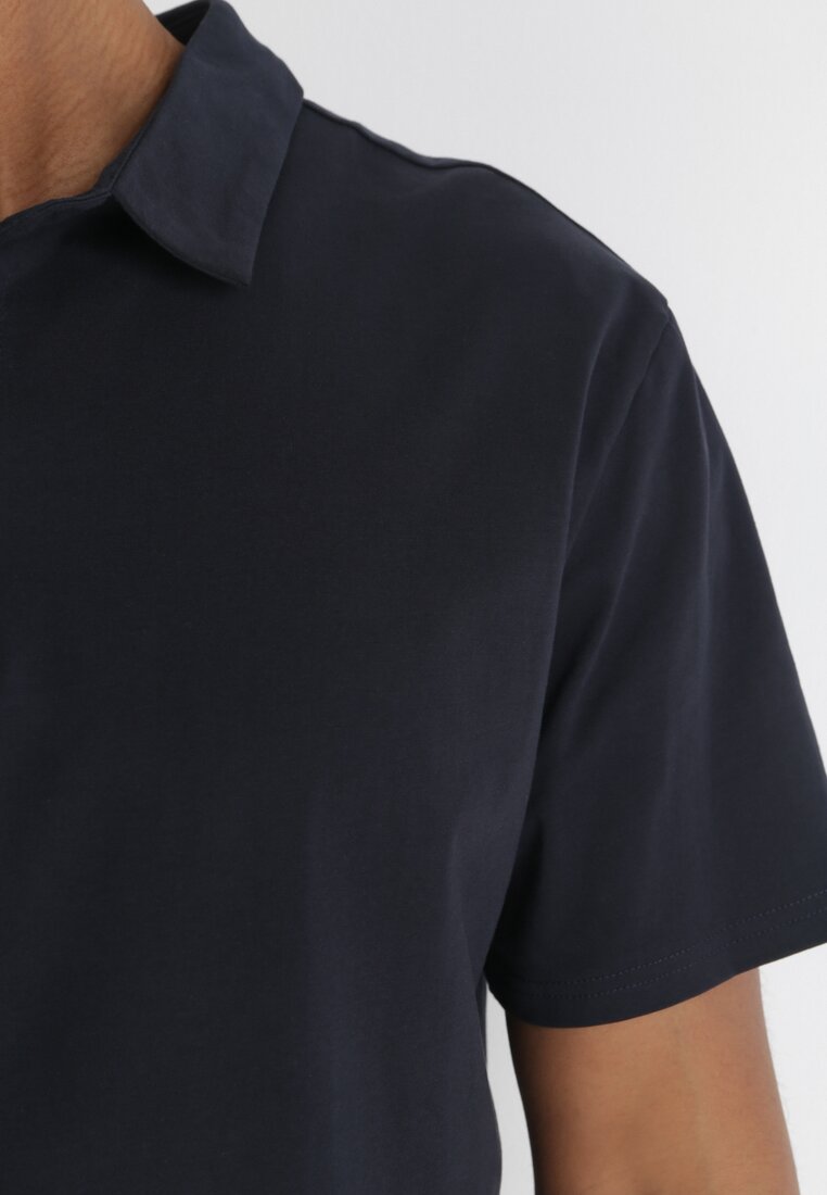 Granatowa Bawełniana Koszulka Polo z Guzikami Przy Dekolcie Tasnem