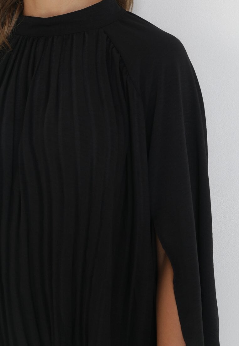 Czarna Sukienka Mini z Plisowanego Materiału z Rozcięciami na Rękawach Weroniva