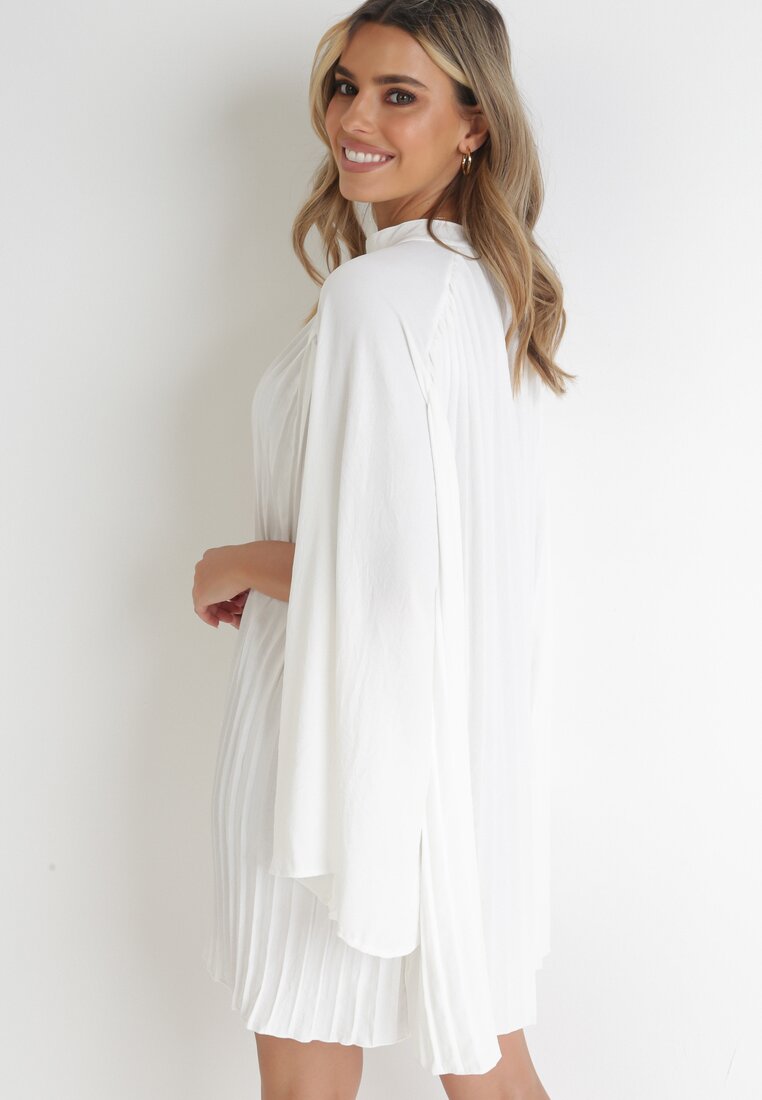 Biała Sukienka Mini z Plisowanego Materiału z Rozcięciami na Rękawach Weroniva