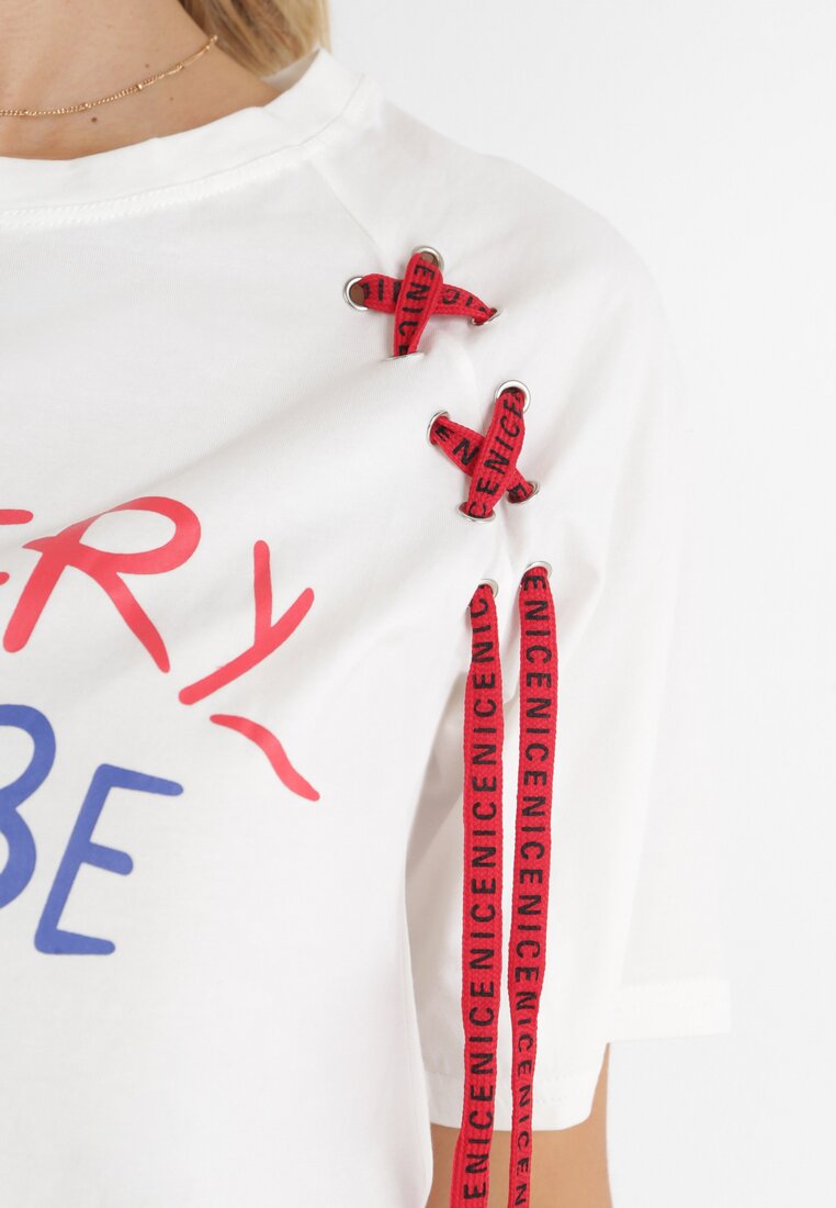 Biały T-shirt z Ozdobnymi Sznurkami i Kolorowym Napisem Gertraude
