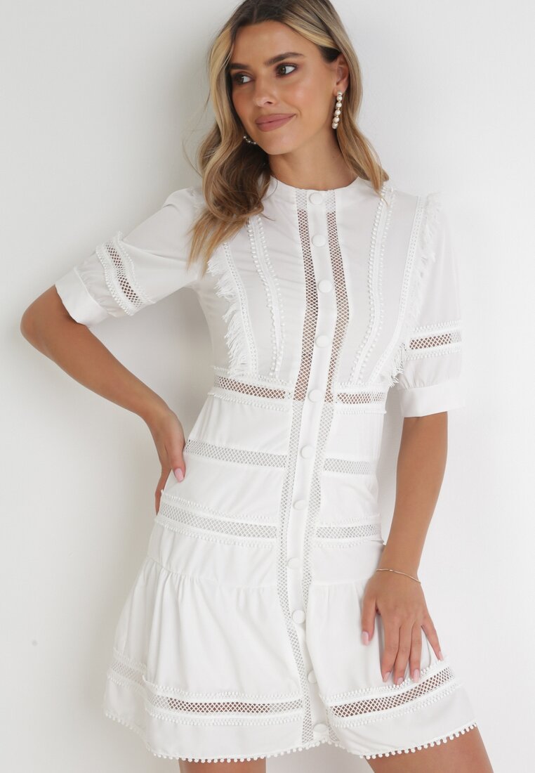 Biała Taliowana Sukienka Mini z Koronkowymi Wstawkami i Bufiastymi Rękawami Tesalin
