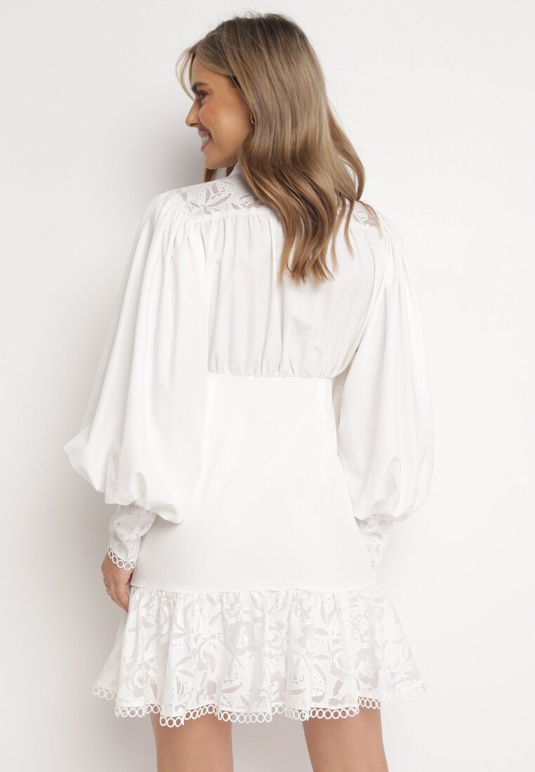 Biała Koszulowa Sukienka Mini z Ozdobnym Wiązaniem i Szerokimi Mankietami Jeilana